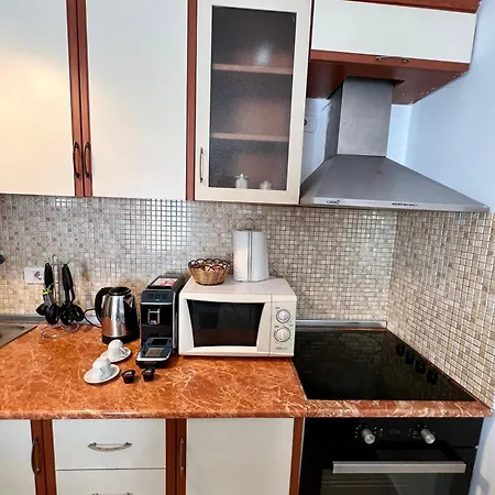 Balkon Bliss - Modern 1-br In Central Τίρανα